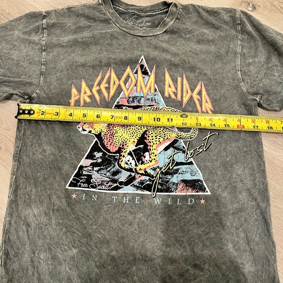 Lotus fashion graphic tee - Picture 4 of 4